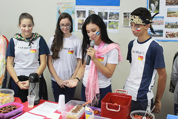 Estudantes apresentam pratos típicos de países latinos.